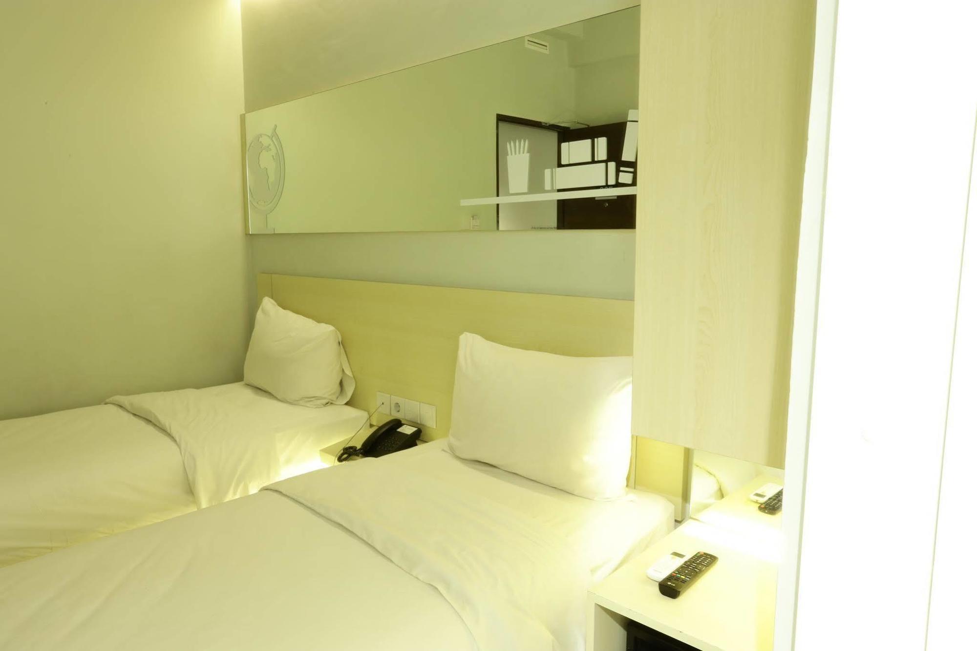 Cleo Hotel Tunjungan Surabaya Exterior foto