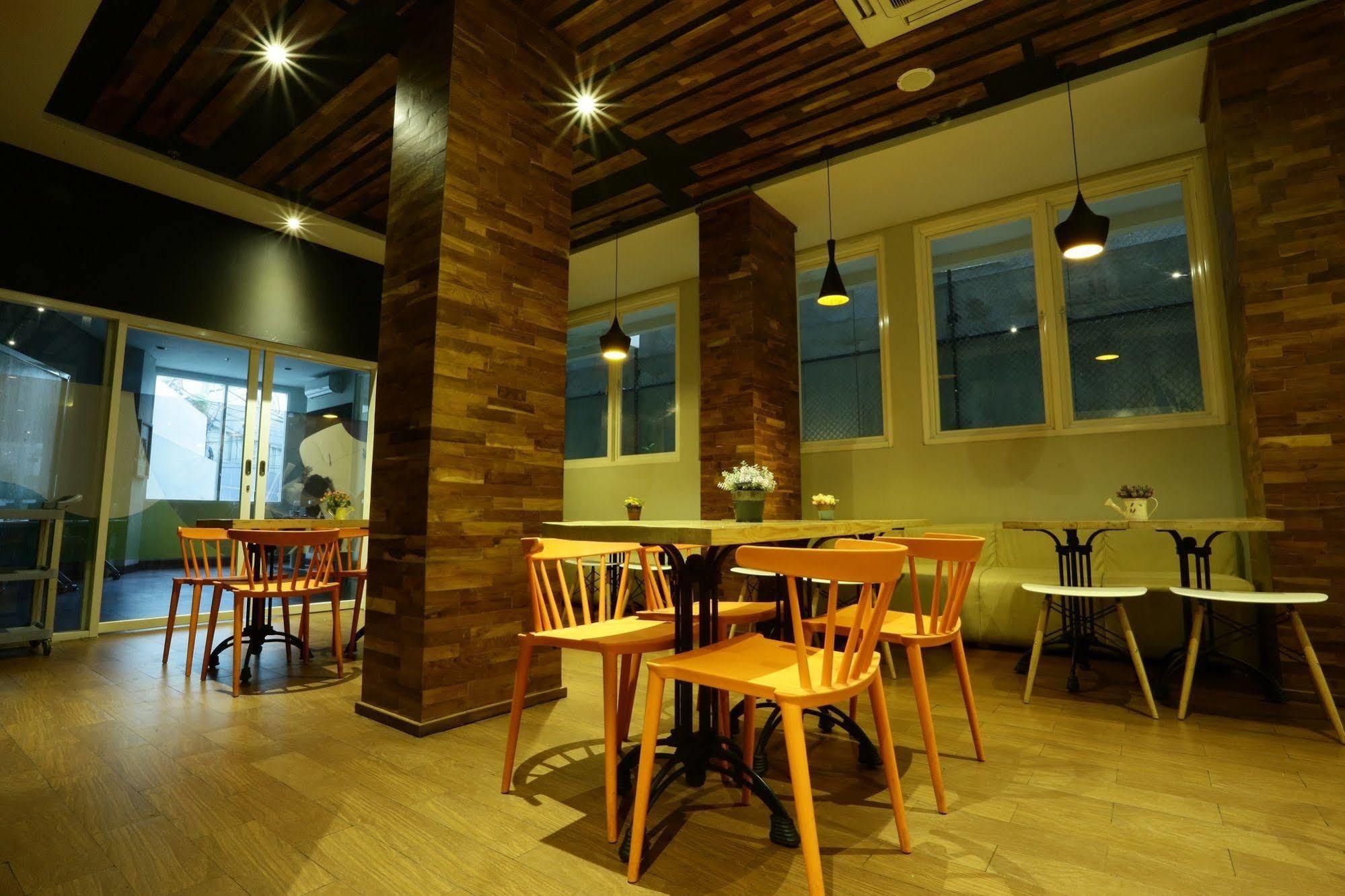 Cleo Hotel Tunjungan Surabaya Exterior foto